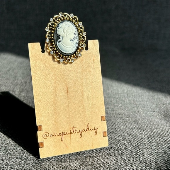 Sparkly Cameo Brooch Pin, Rhinestone Filigree Edging Detail, Black, White, Gold - Picture 10 of 16